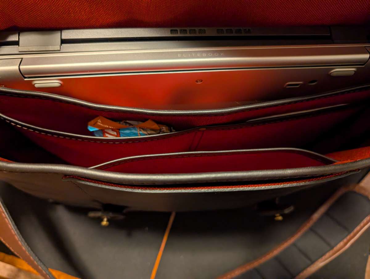 Cravar RF15 Espresso Messenger Bag 8