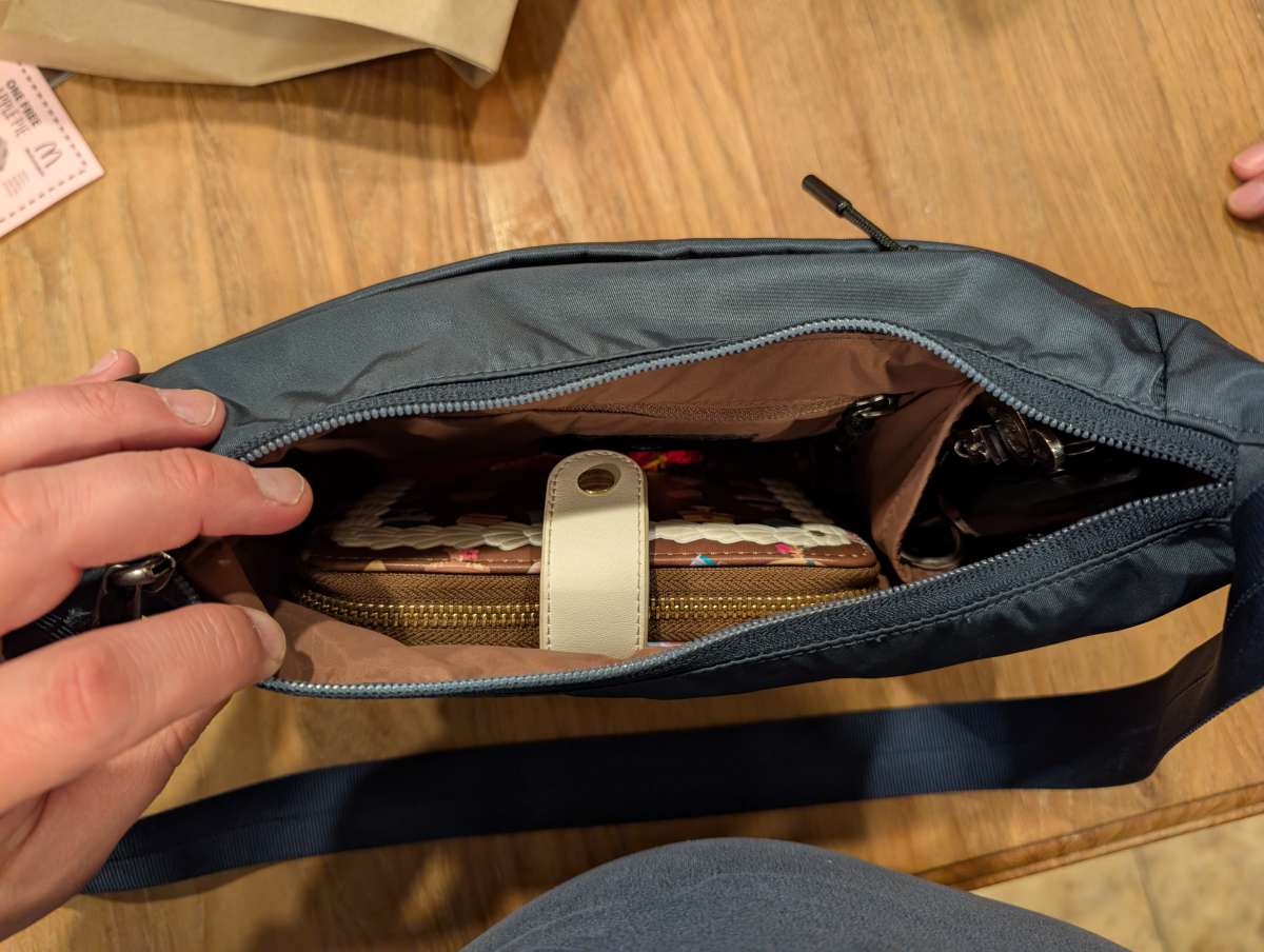 Bellroy Laneway Crescent Bag 14