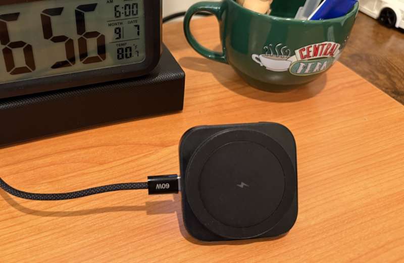 lisen charger stand 01