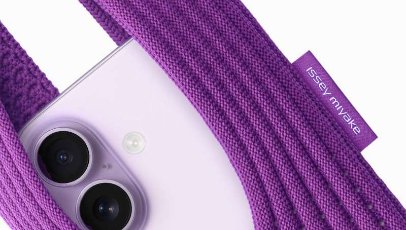 Apple iPhone Pocket and ISSEY MIYAKE purple with iPhone 17 01