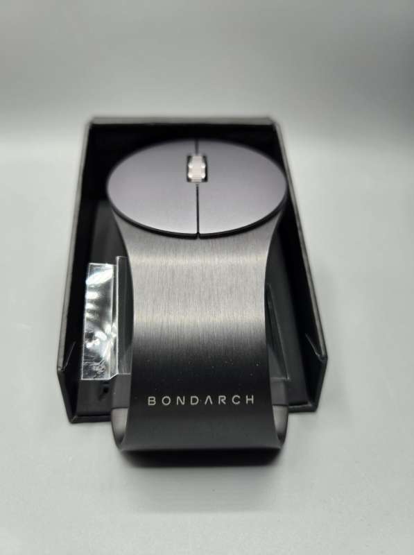 BondClip mouse on desk