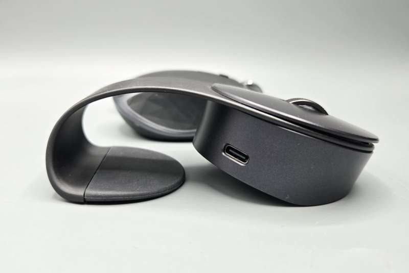 BondClip mouse clipped to laptop lid