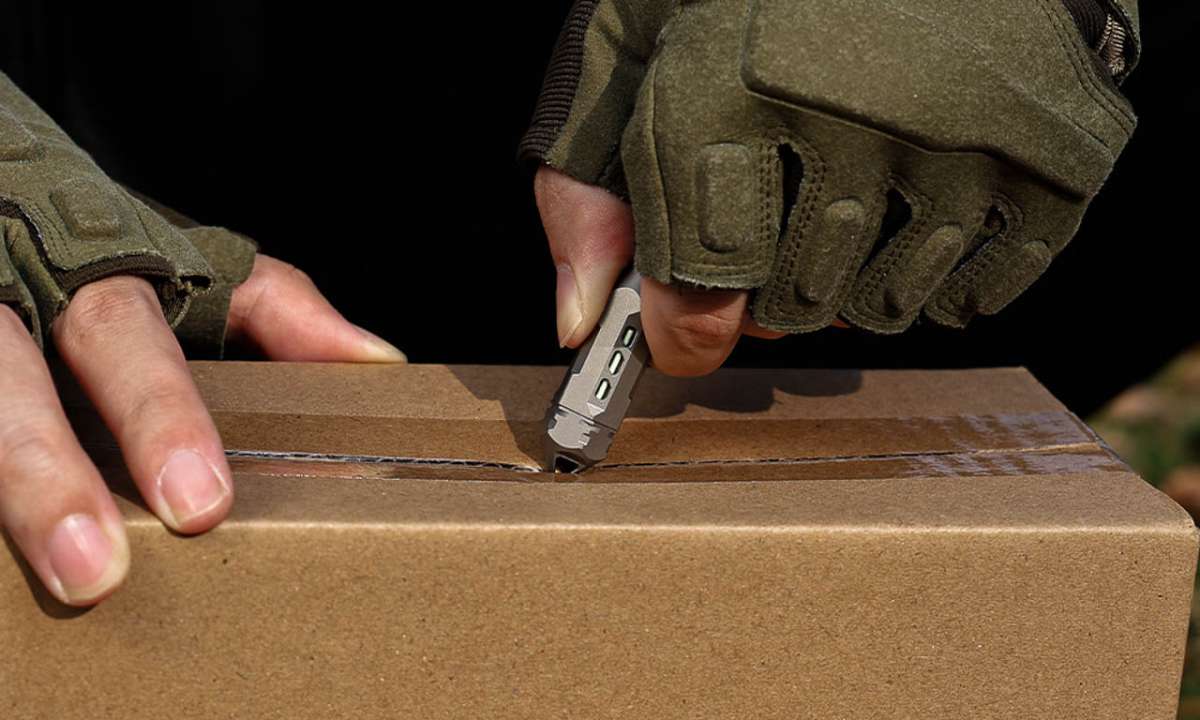 Dark Fire 2.0 – Titanium Multitool Keychain Lantern the gadgeteer 01