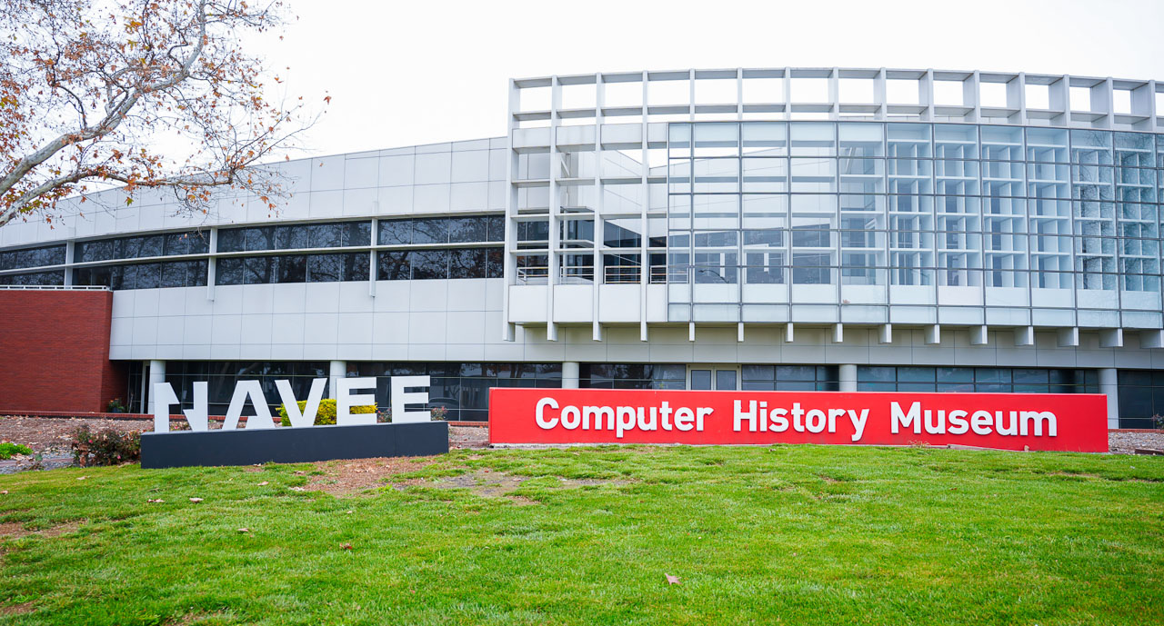 NAVEE Launch the gadgeteer 18