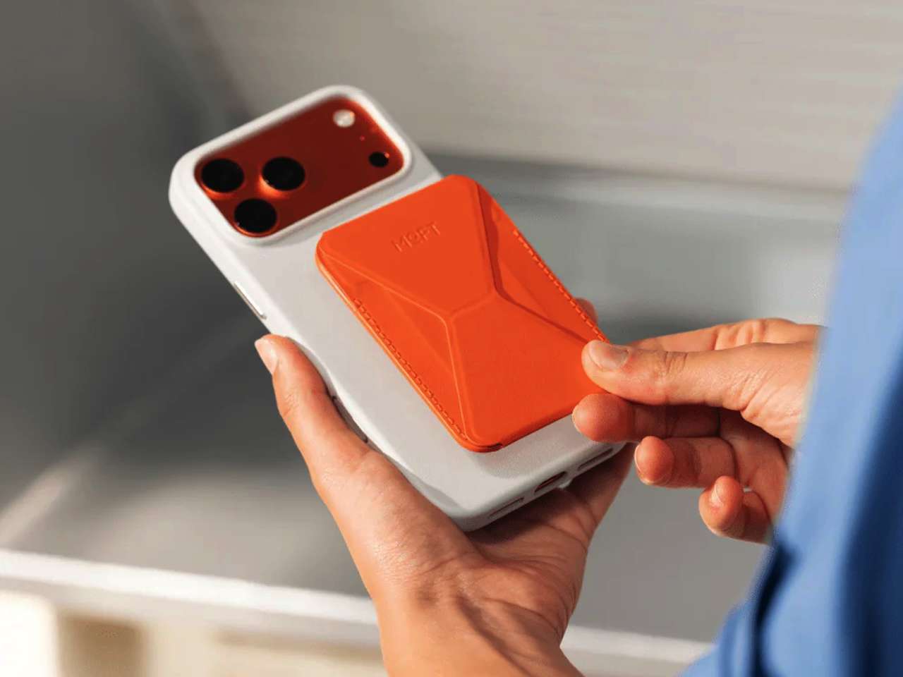 5 EDC Gifts for Him This Valentine's Day MOFT Trackable MagSafe Wallet