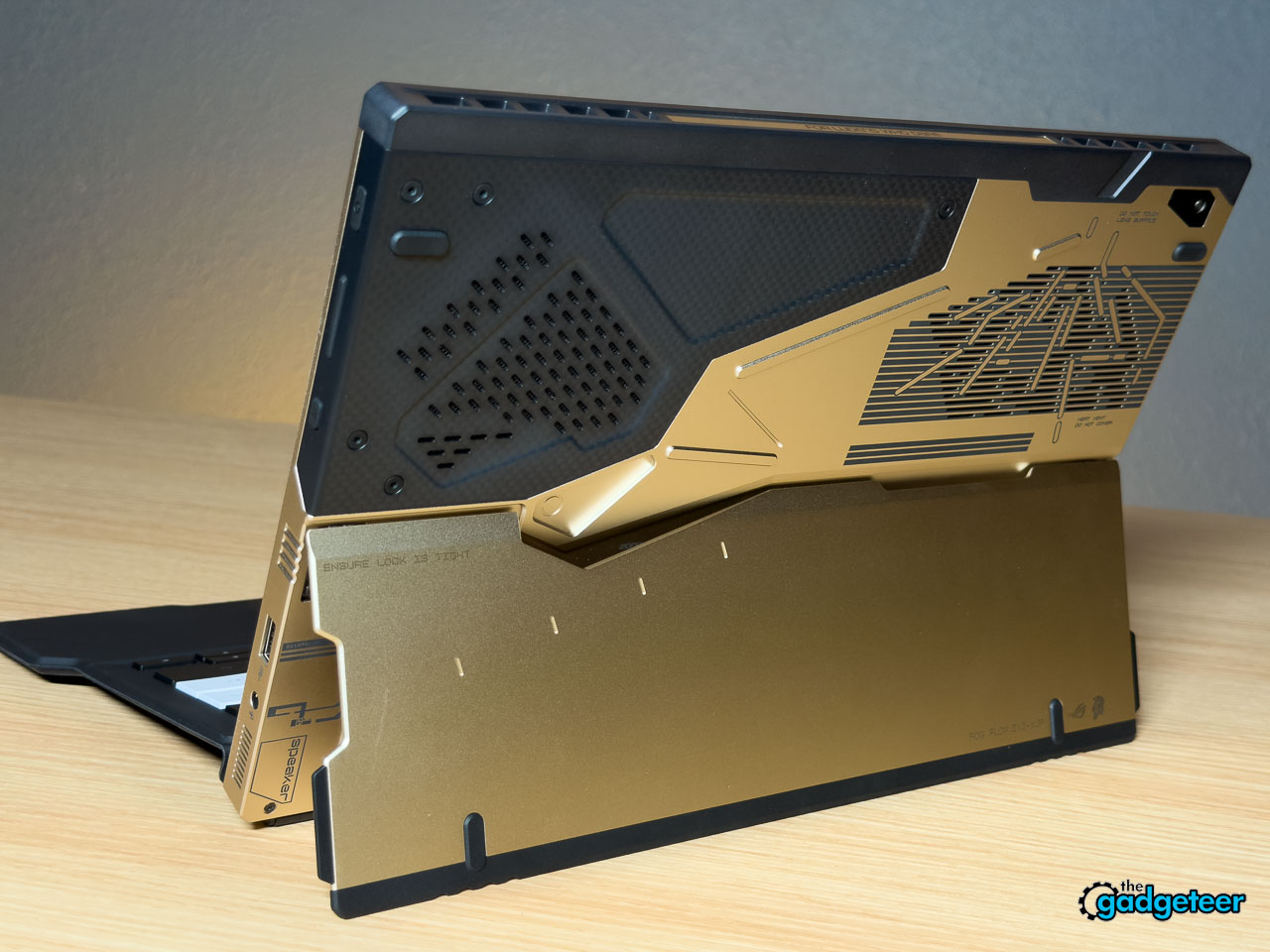 ASUS ROG Flow Z13 Kojima Productions Edition 8