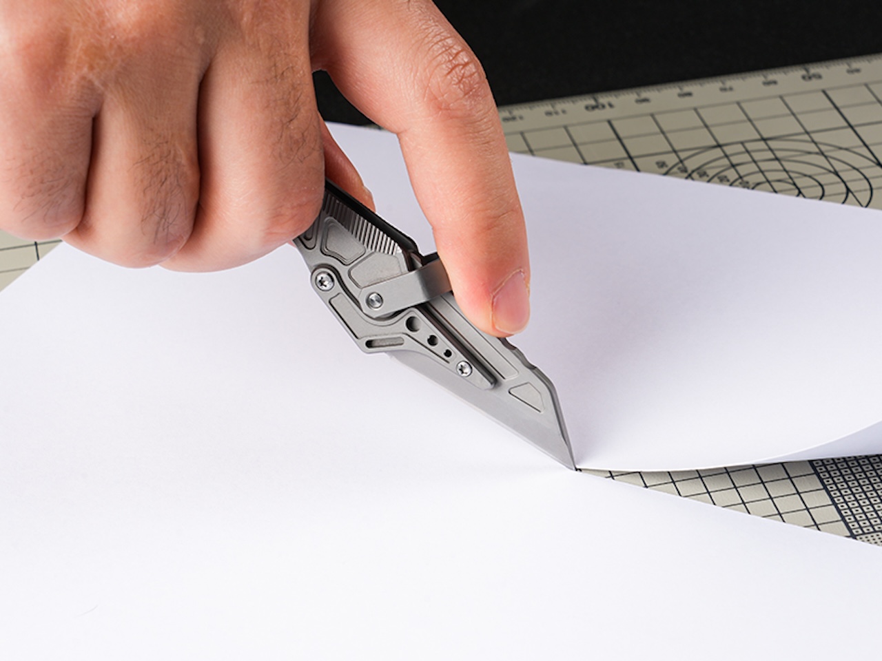 LINKFIN Compact Sliding-Link Knife Use