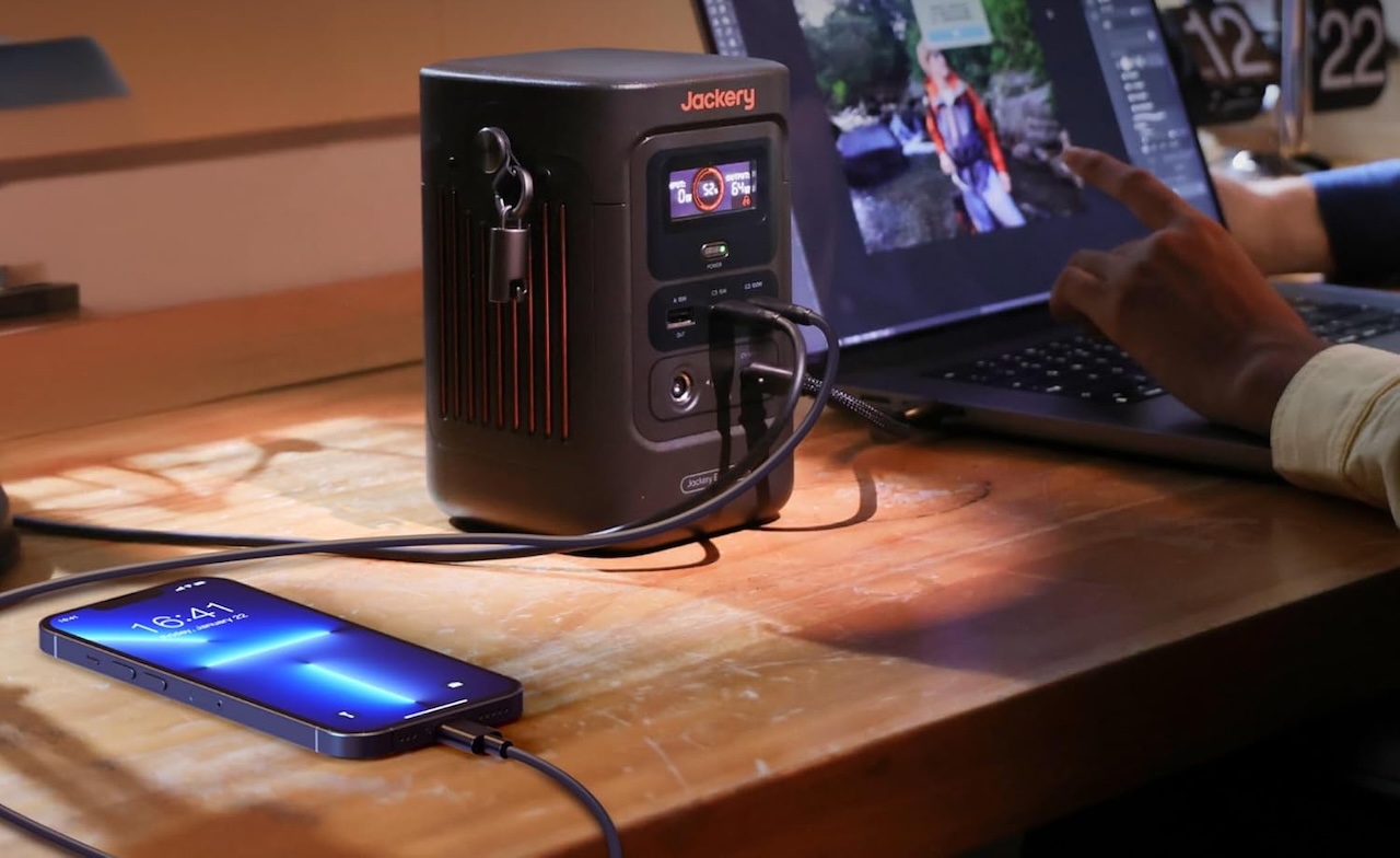 1 Jackery Explorer 240D Power Bank