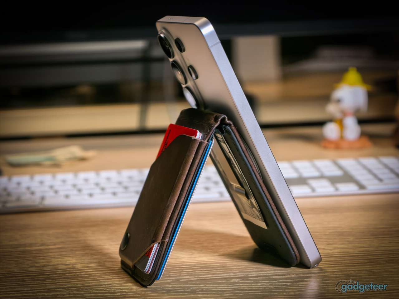 Journey LOC8 VERSA Universal MagSafe Money Clip Wallet and Stand Review 11