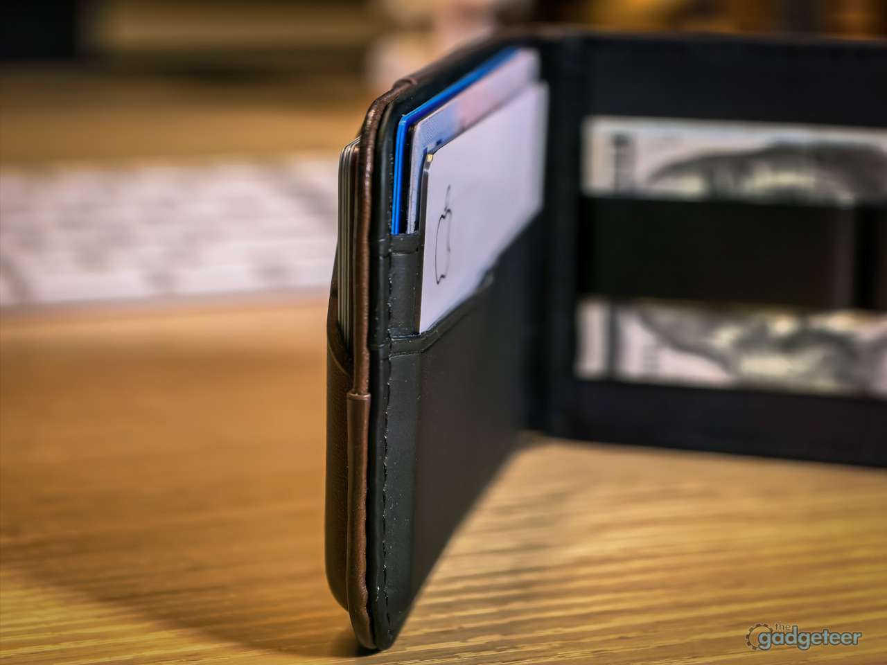 Journey LOC8 VERSA Universal MagSafe Money Clip Wallet and Stand Review 9