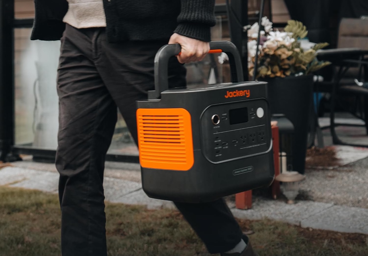 Jackery Explorer 2000 v2 Portable Power Station