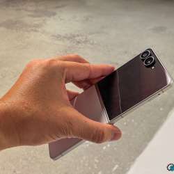 Samsung Galaxy Z Flip 8 Hands On