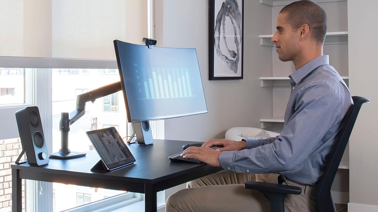 7 Tech Essentials to Organize Your Desk for the New School Year