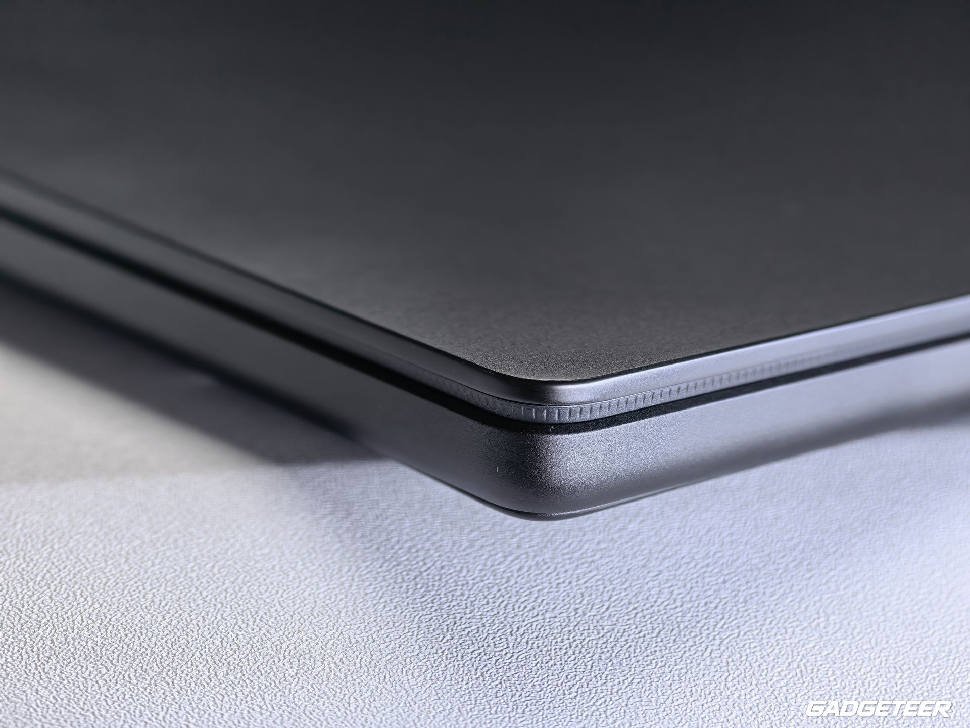 Close view of the ASUS ProArt P16 lid edge and rounded front corner.