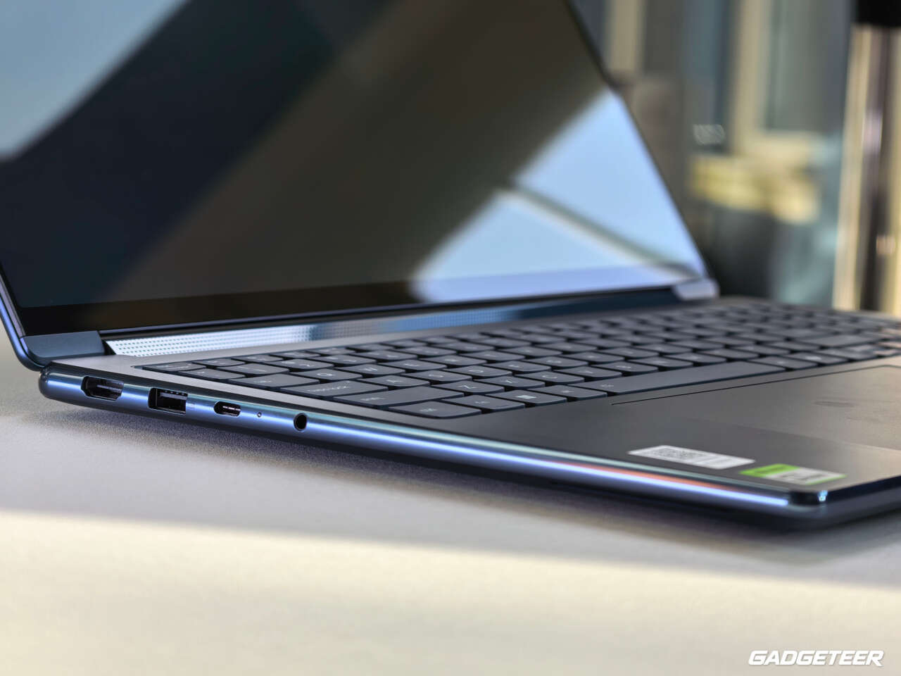 Connections along the left side of the Lenovo Yoga 9n
