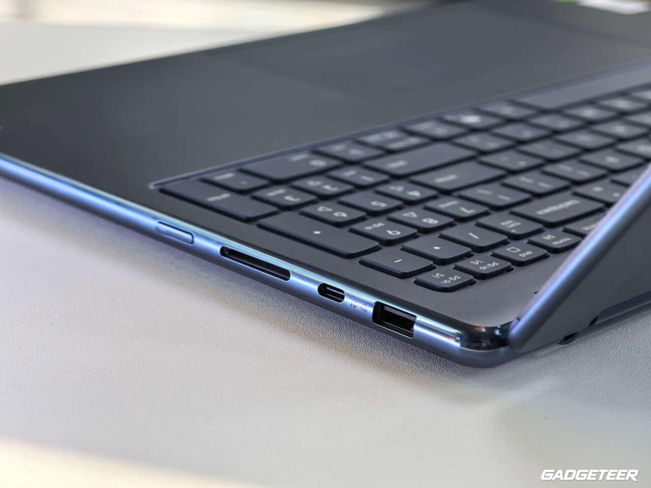Connections along the right side of the Lenovo Yoga 9n
