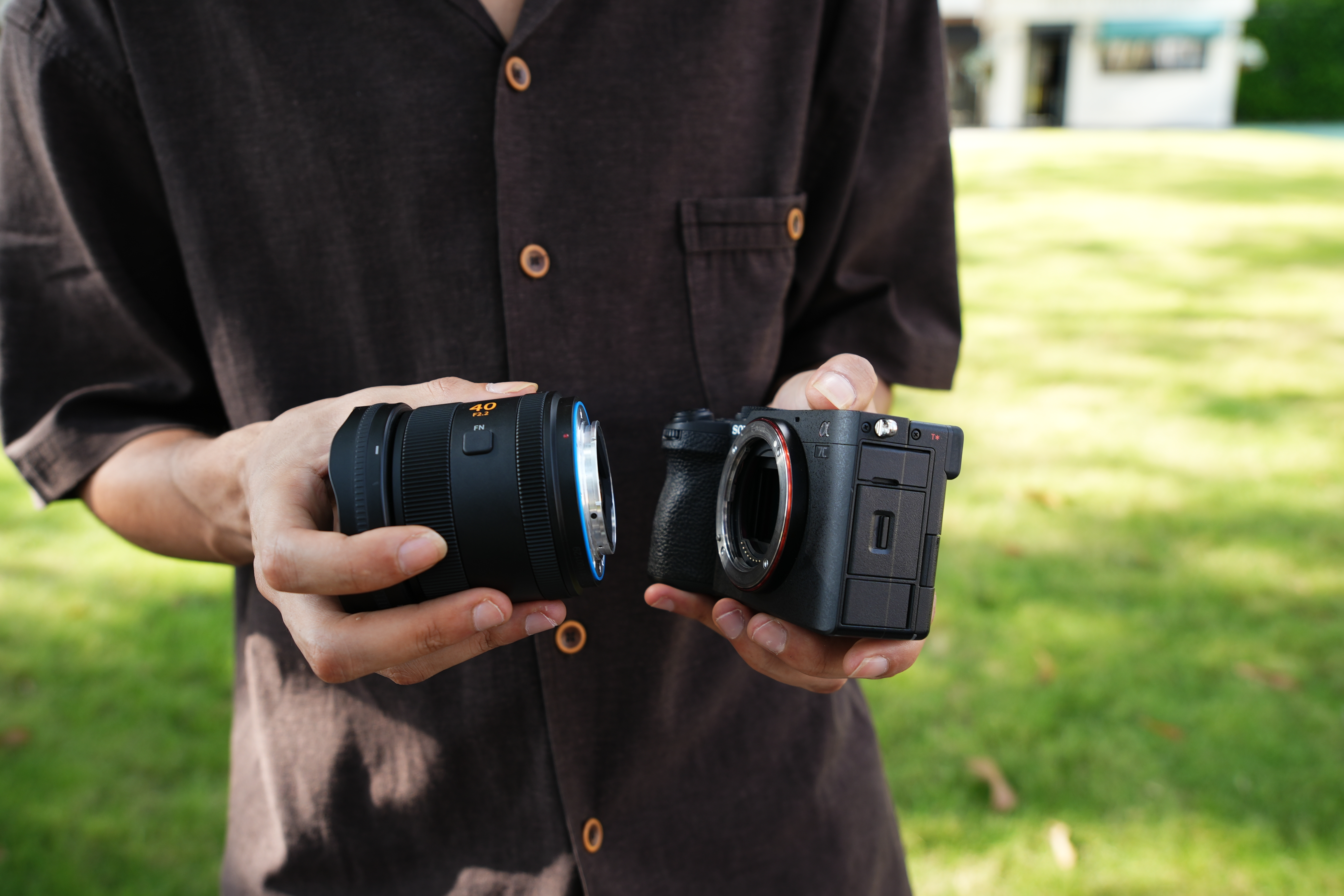Swift 40mm F2.2 beside a Sony camera with the E mount exposed. Image: SIRUI / Focus Nordic.