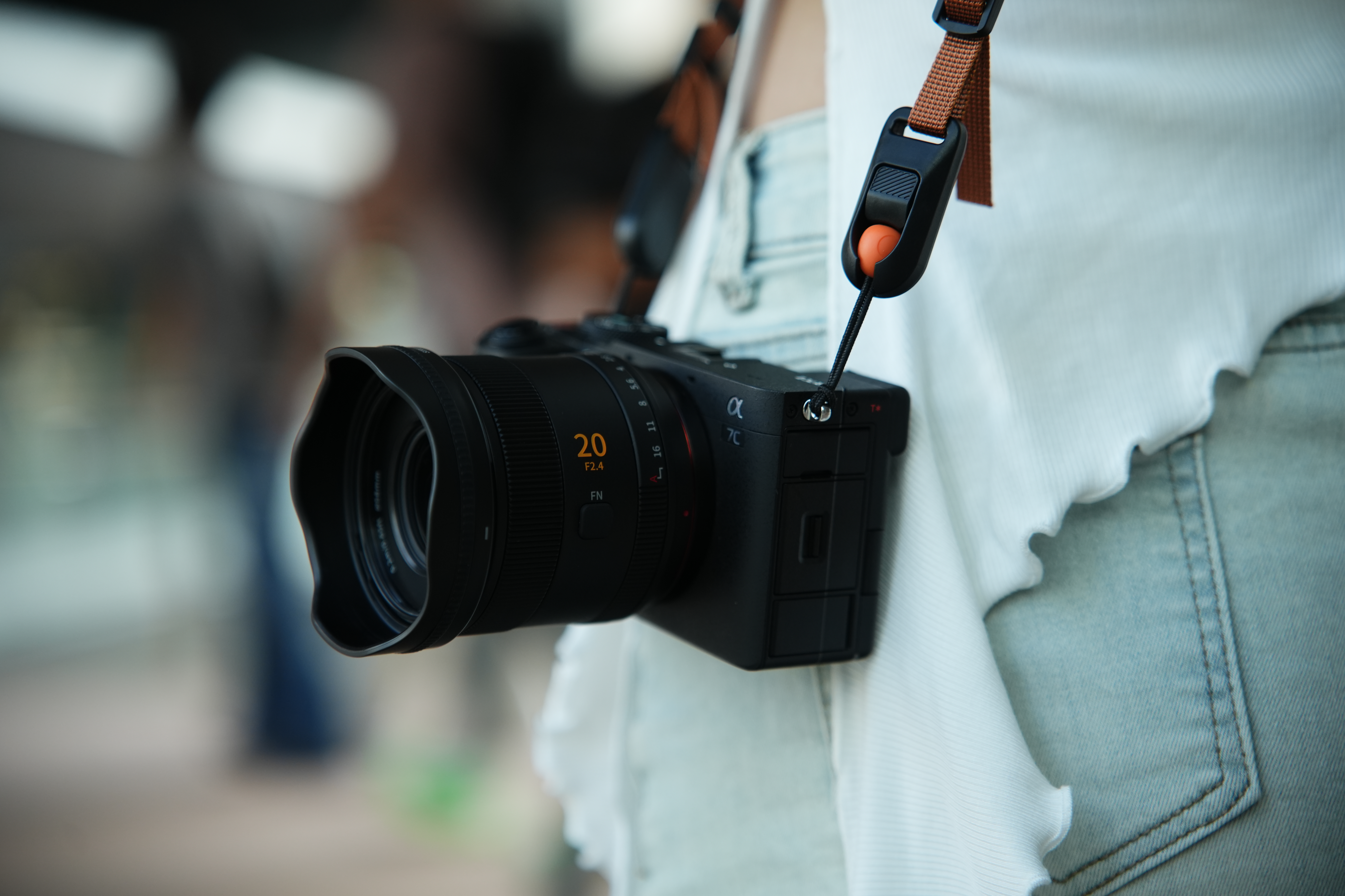 Swift 20mm F2.4 on a Sony camera, carried on a strap. Image: SIRUI / Focus Nordic.