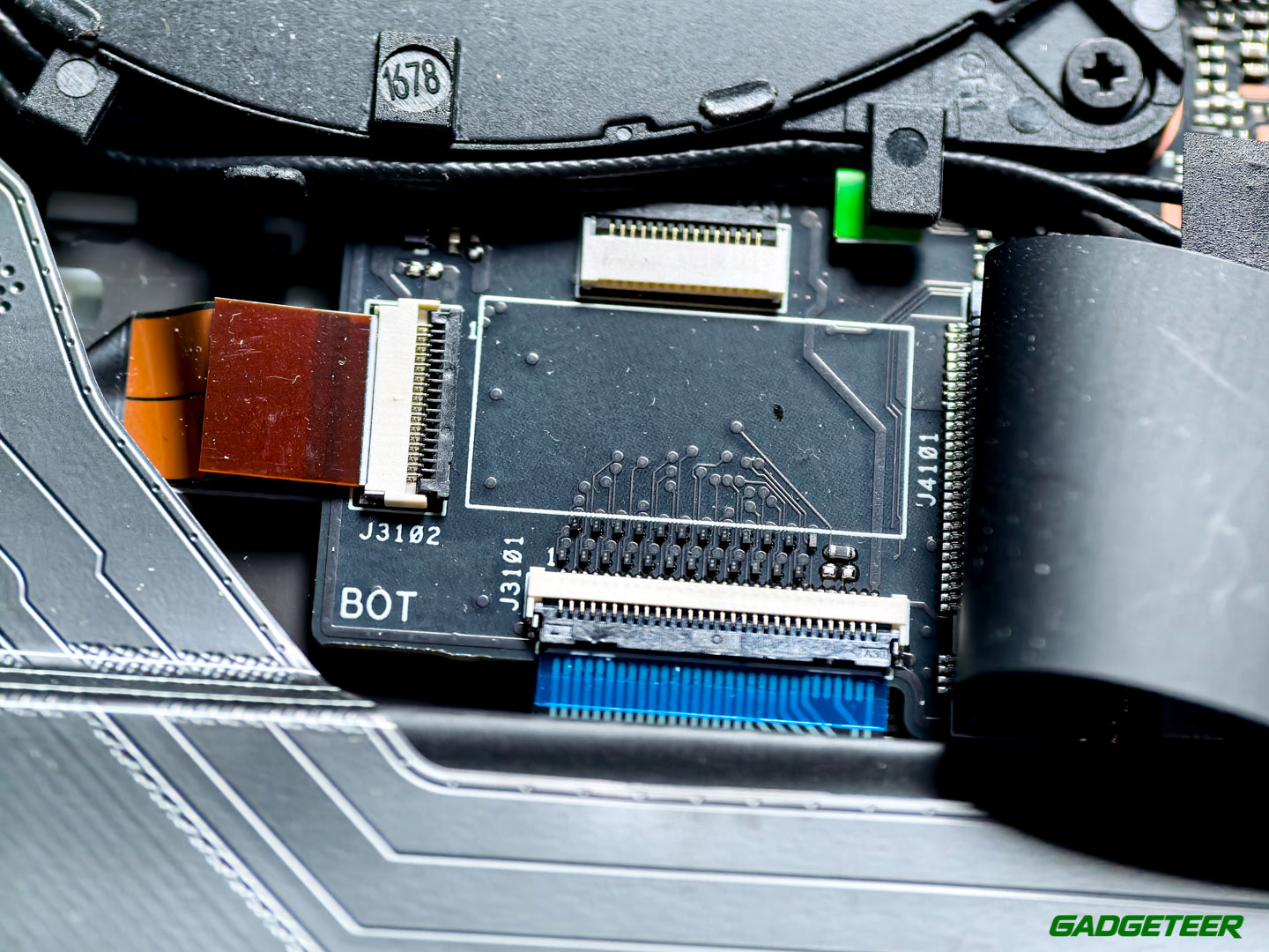 A closer look at the connectors and ribbon-board area inside my P16.
