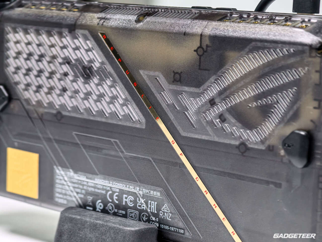 Rear ventilation, assignable buttons and diagonal gold accent on the X20.