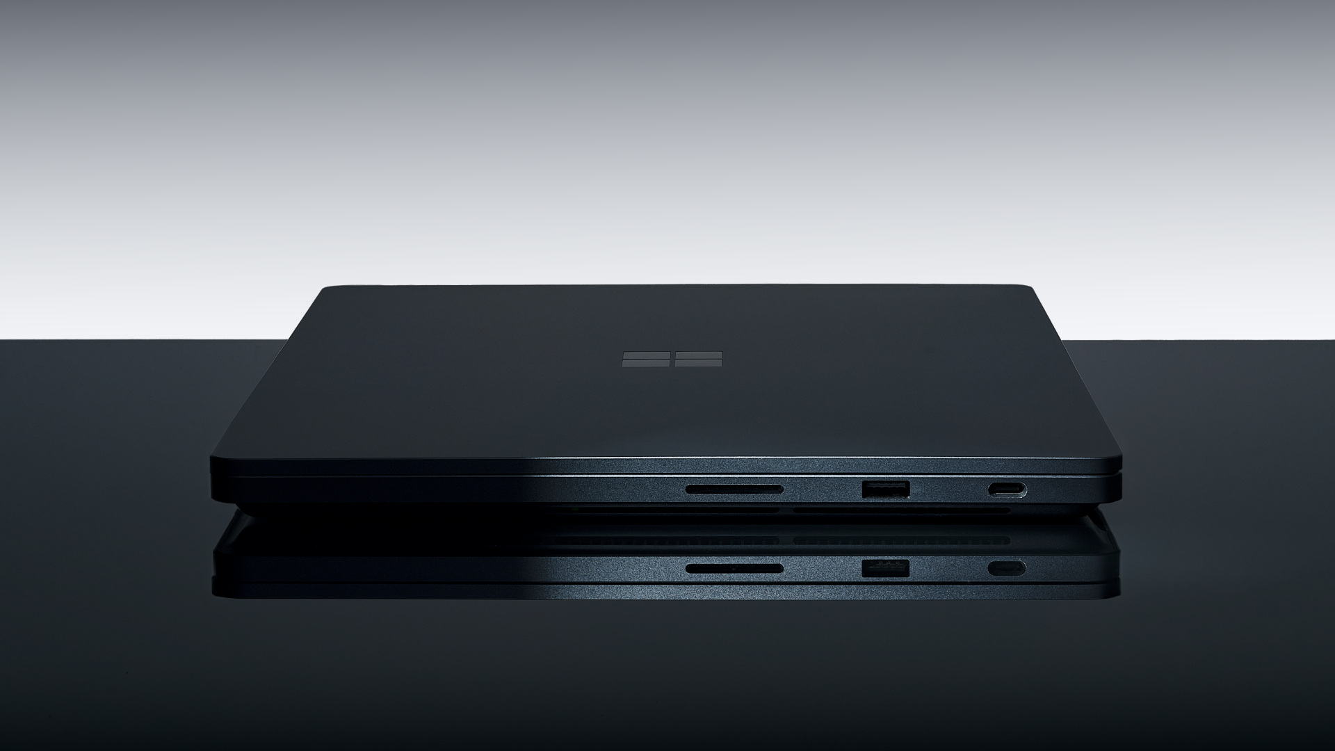Microsoft Surface Laptop Ultra exterior and side connections