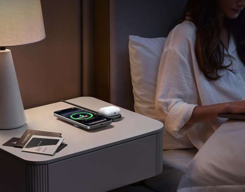 UGREEN MagFlow 25W Pocket-Sized 2-in-1 Foldable Wireless Charger