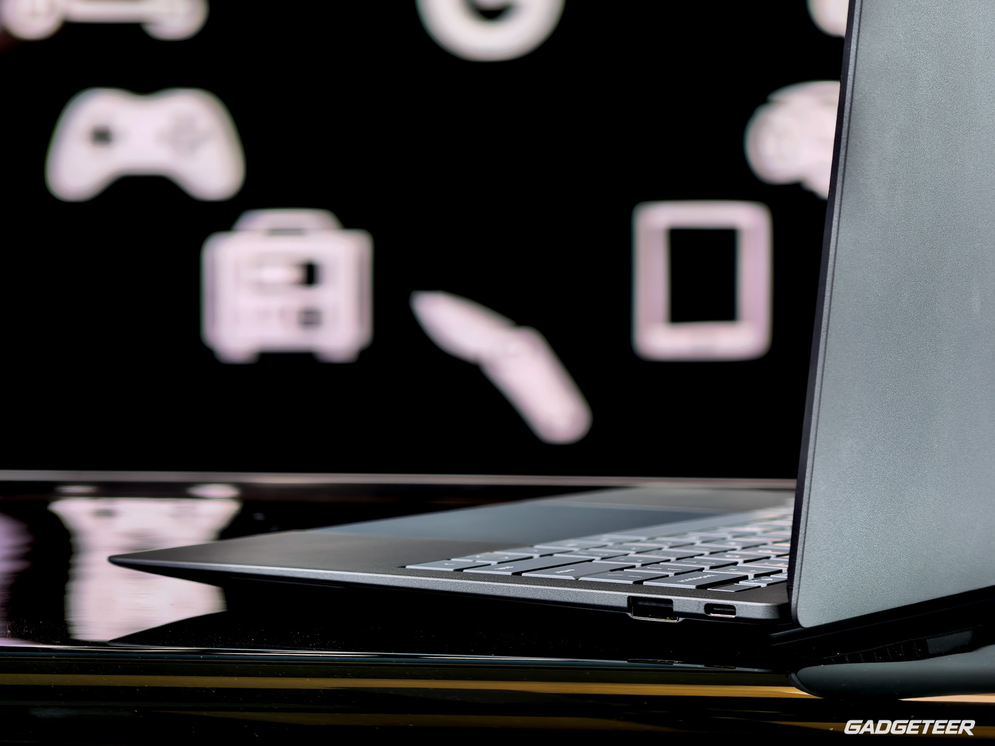Right-side USB-A and USB-C ports and tapered profile of the ASUS Googlebook 14.