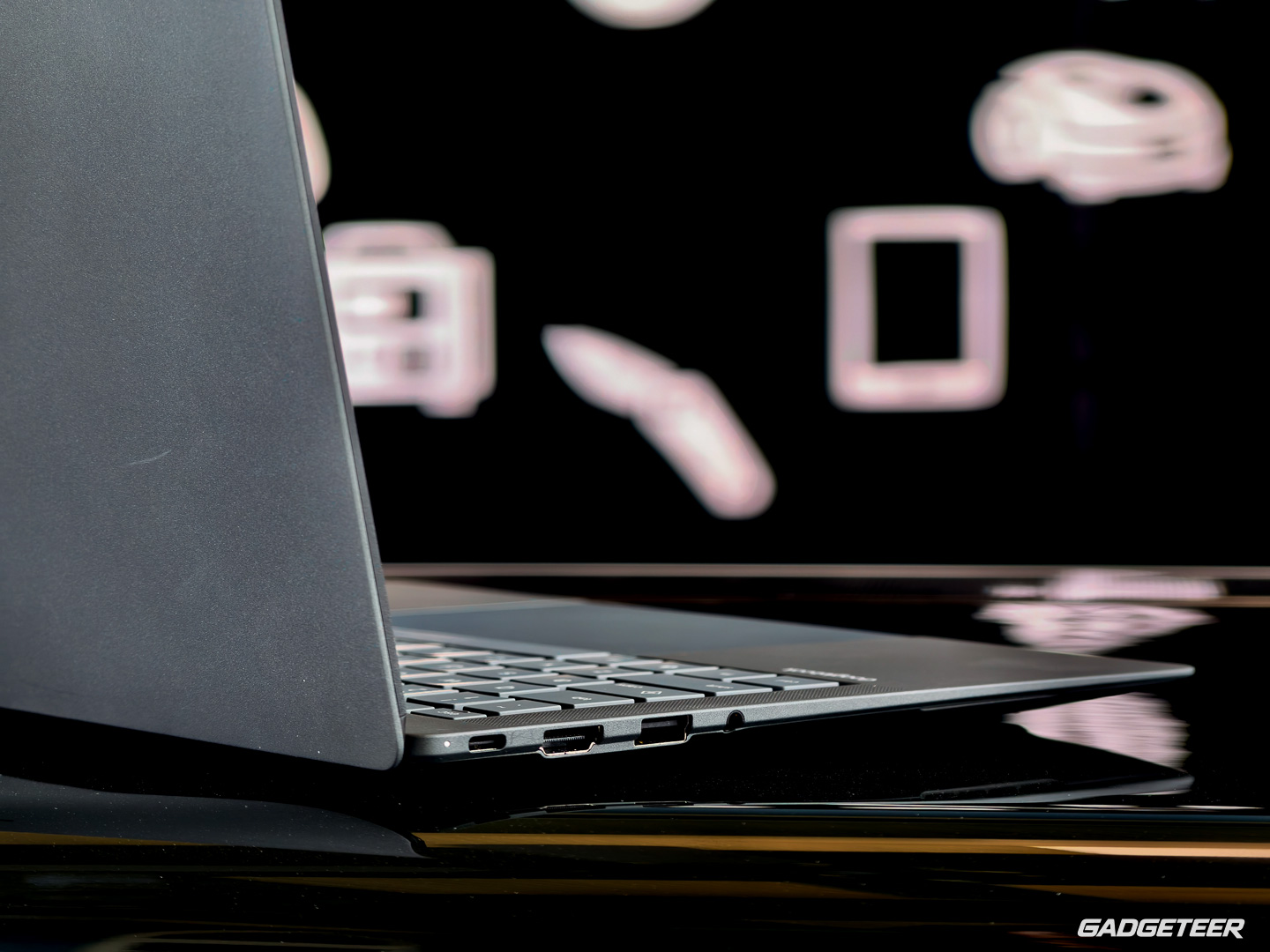 Left-side USB-C, HDMI, USB-A and headset ports on the ASUS Googlebook 14.