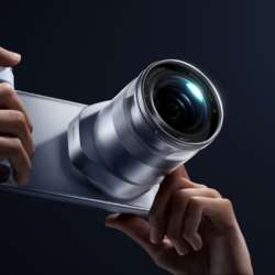 Hands holding a Huawei phone with the silver Z10 modular camera and professional grip attached.