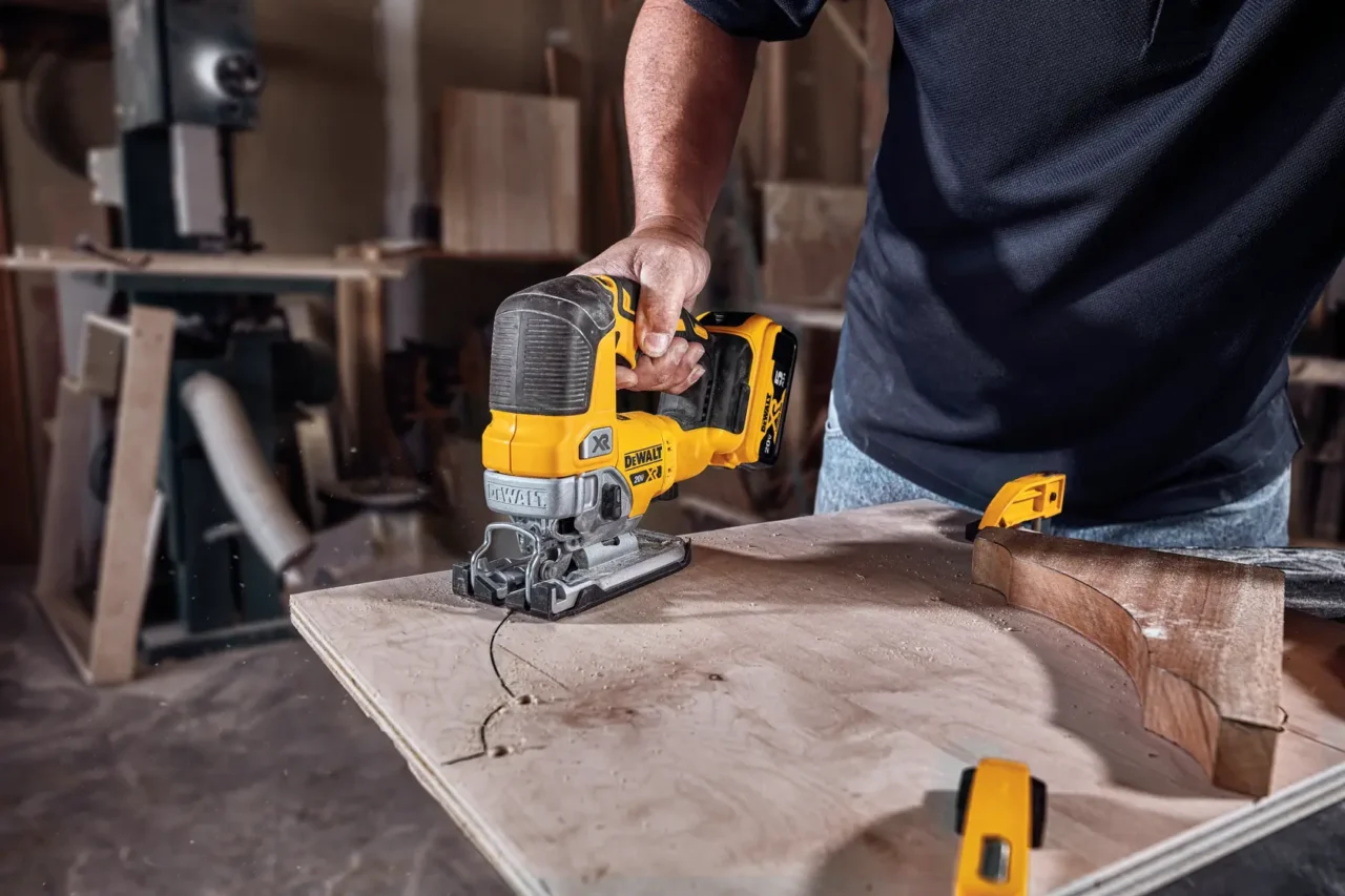 DeWalt DCS334B jigsaw cutting a curve in wood