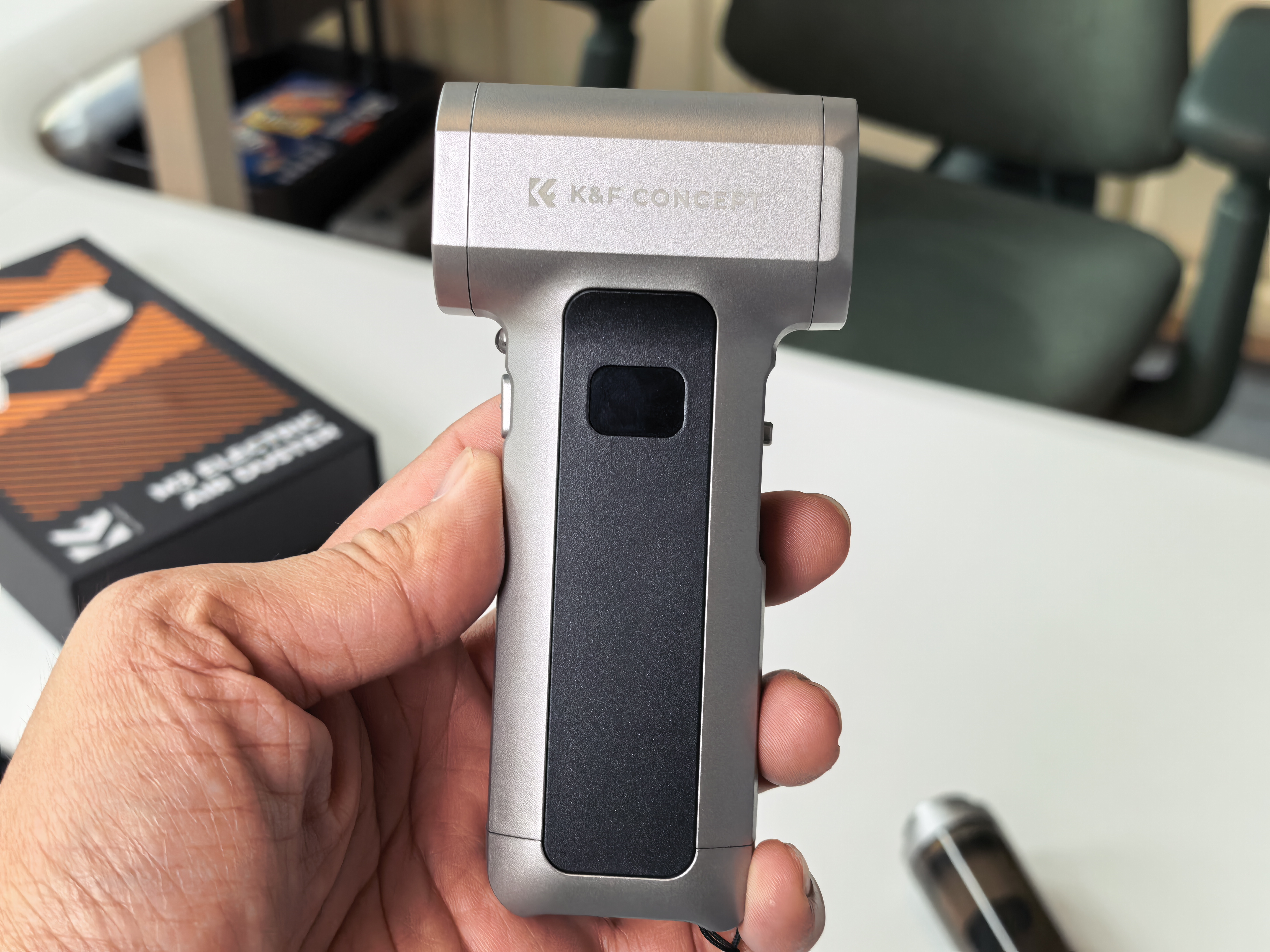K&F CONCEPT M3 body held in my workspace