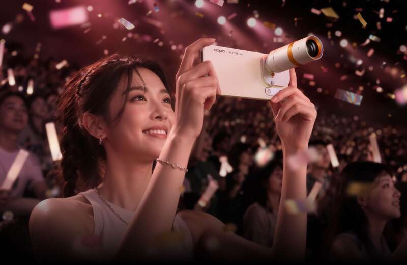 Person holding an OPPO Find X10 Pro Max with the optional Hasselblad teleconverter at a concert.