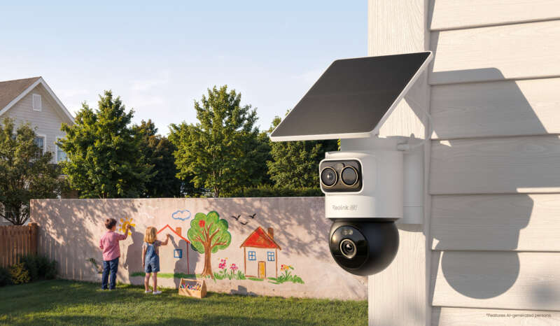 Reolink OMVI 2i Ultra camera and solar panel in a yard