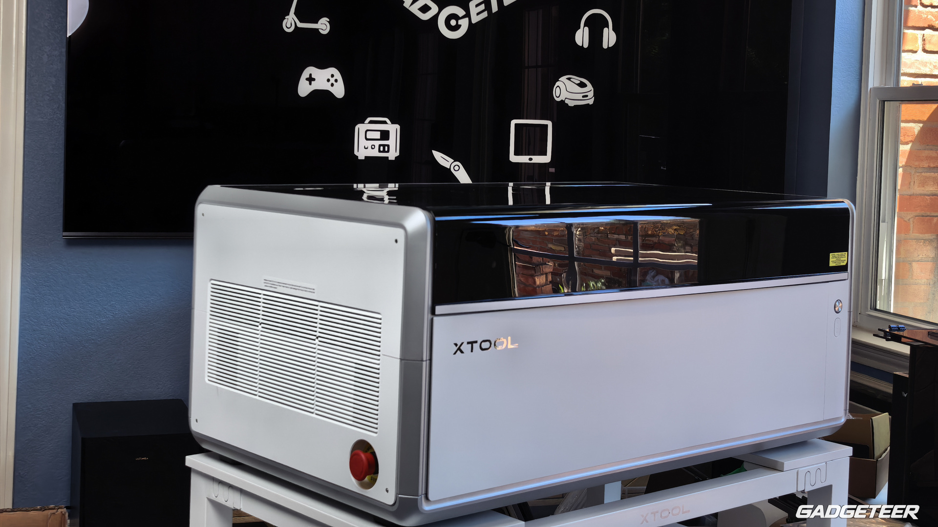 xTool X1 first look: swappable laser sources in one maker